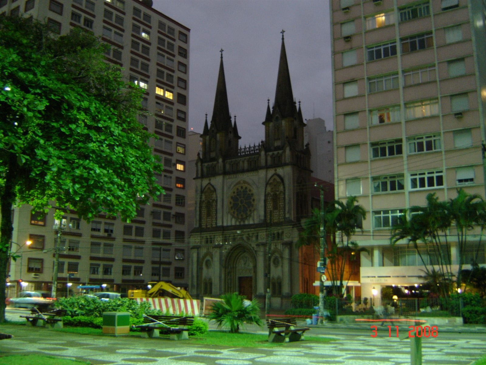 Basílica Santo Antônio do Embaré em Santos iluminada à noite