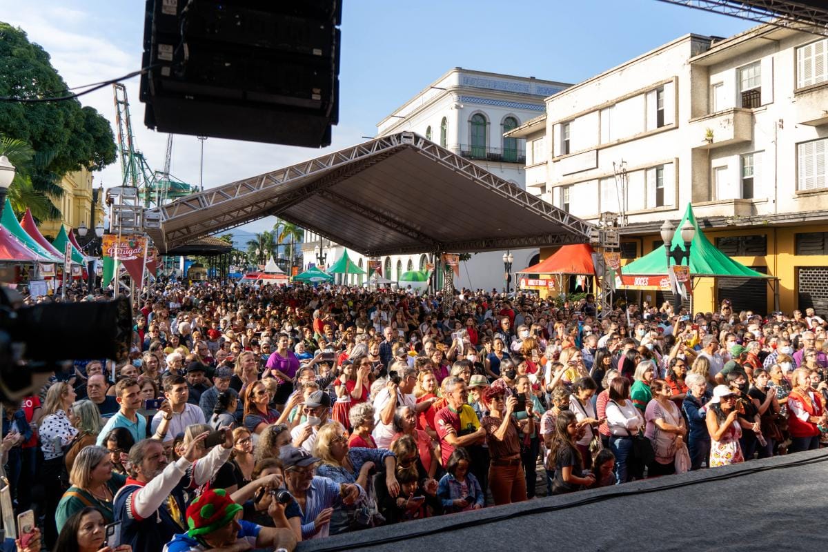 Multidão acompanha a programação da Festa de Portugal no Largo Marquês de Monte Alegre, no Centro Histórico de Santos, com tenda principal ao fundo.