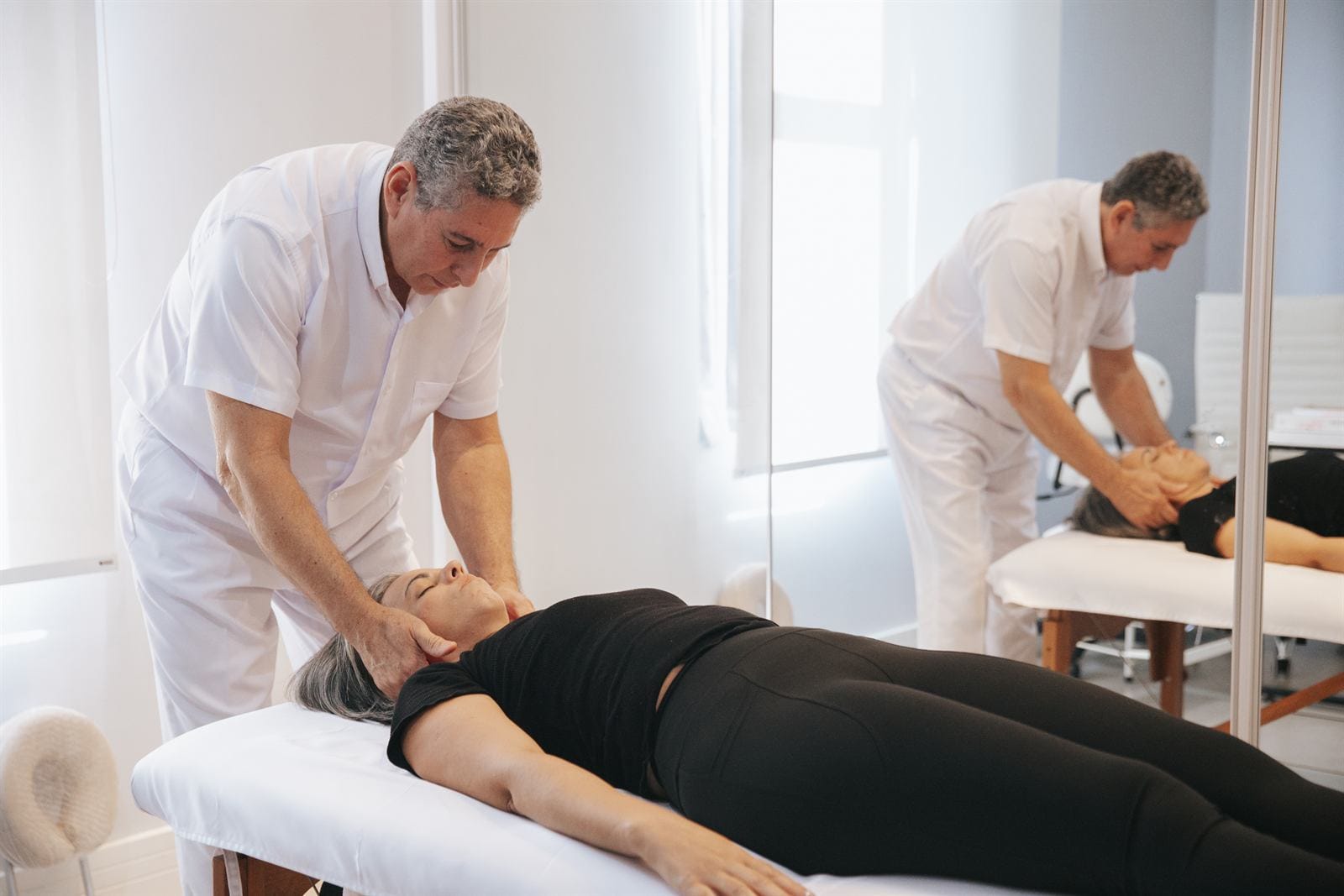 Quiropraxista da Sala Vip Spa aplicando tecnica em paciente