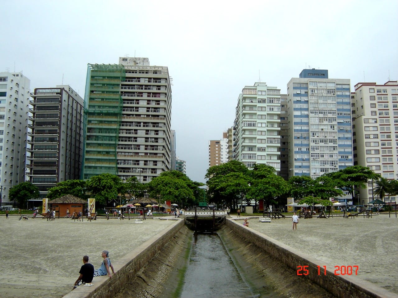 Trecho da orla de Santos próximo ao Canal 4, com prédios visivelmente inclinados na Av. Bartolomeu de Gusmão