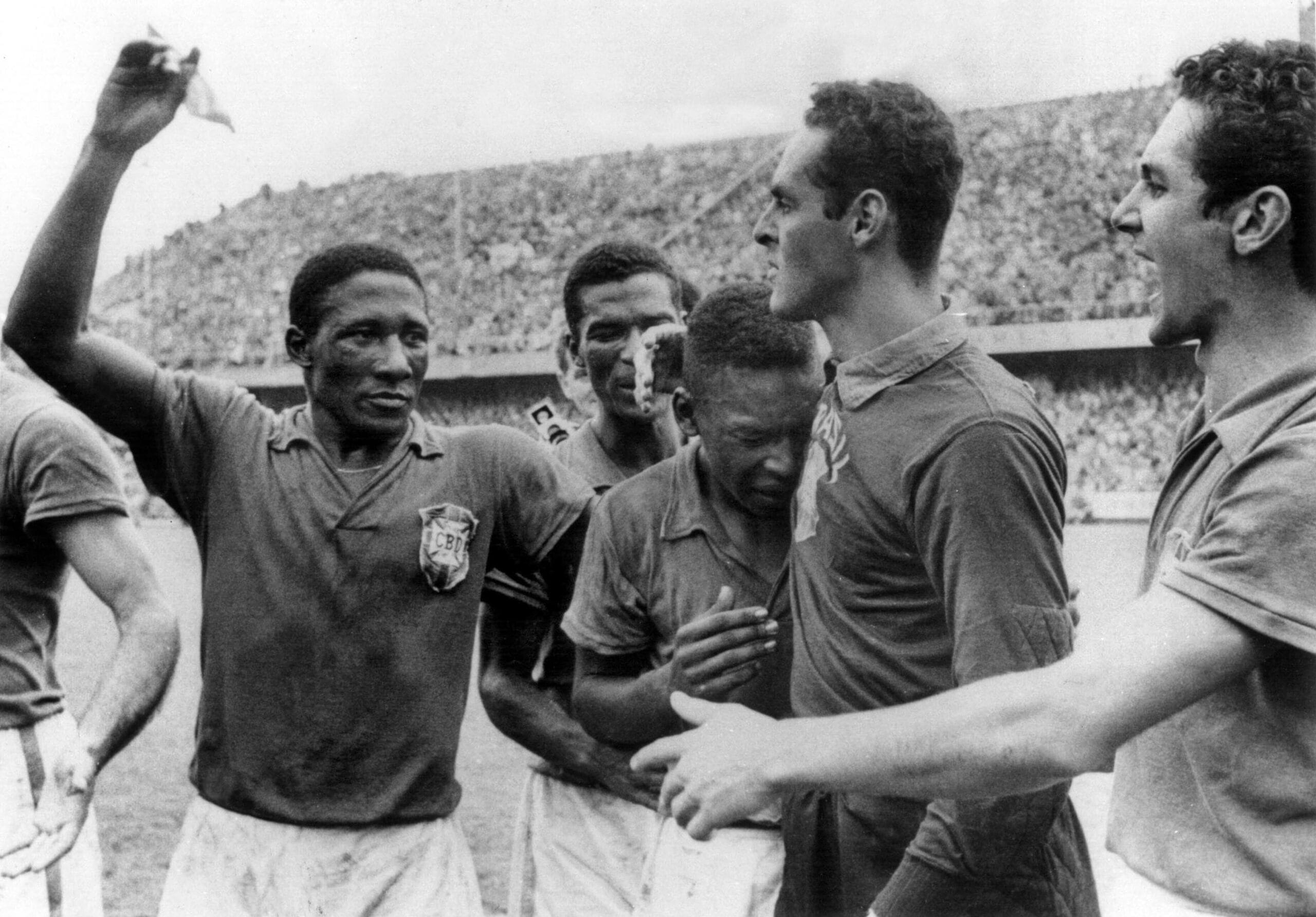 Pelé chora abraçado a Djalma Santos e Gilmar após a vitória do Brasil na final da Copa do Mundo de 1958, na Suécia