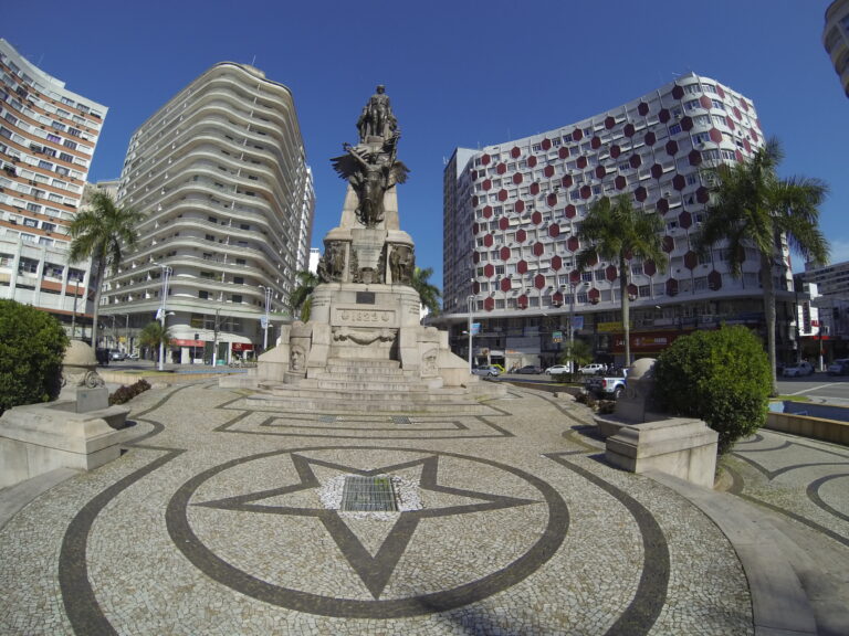 Praça da Independência no bairro Gonzaga, em Santos, com o Monumento dos Andradas ao centro e o eixo comercial ao redor