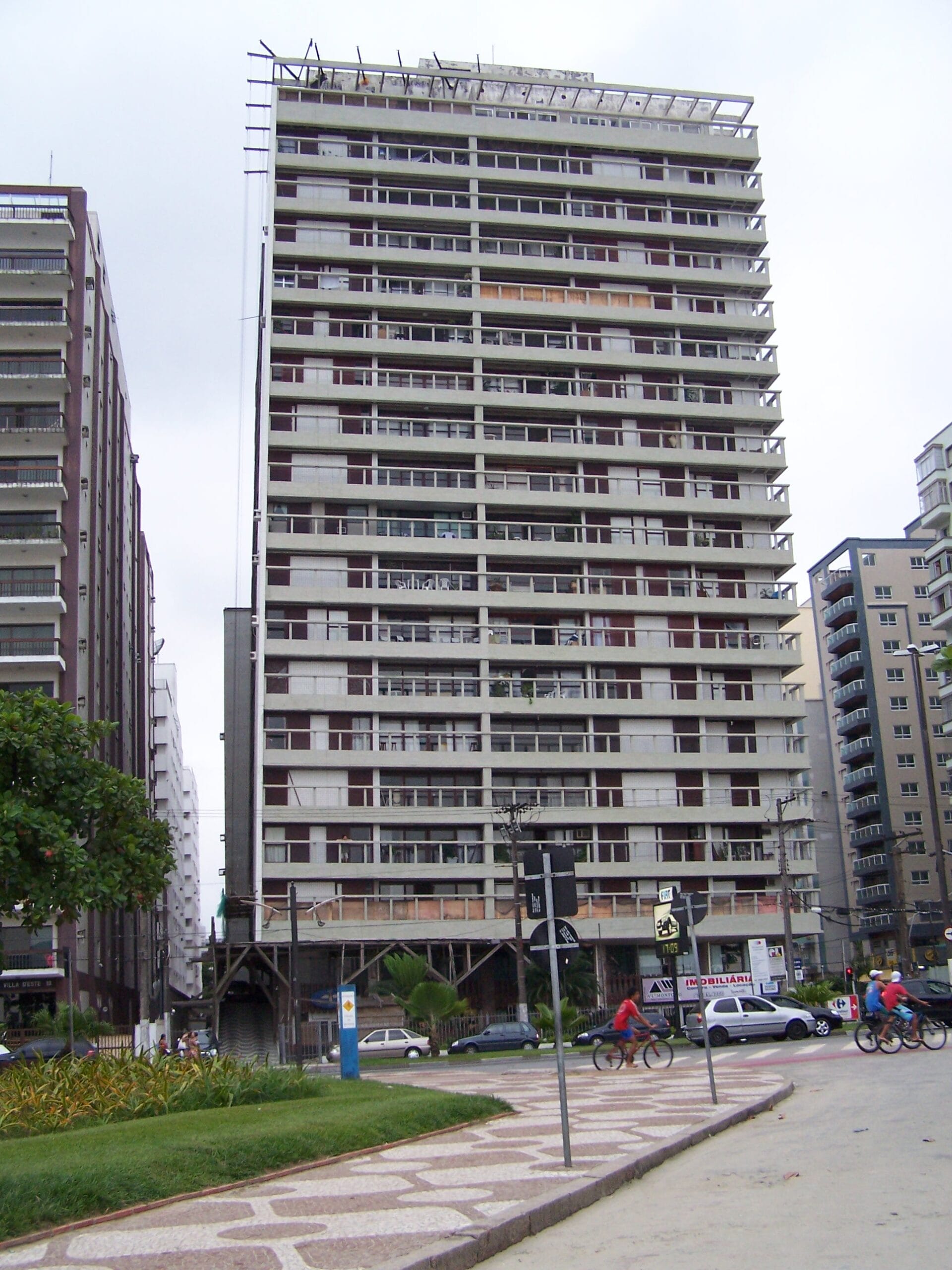 Close-up de prédios residenciais inclinados na orla de Santos, mostrando o desnível em relação ao prumo