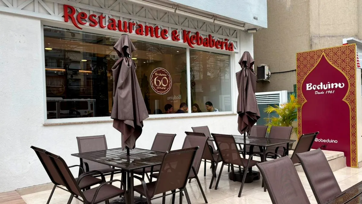 Fachada do Restaurante Beduíno com letreiro Restaurante e Kebaberia e totem Beduíno Desde 1961
