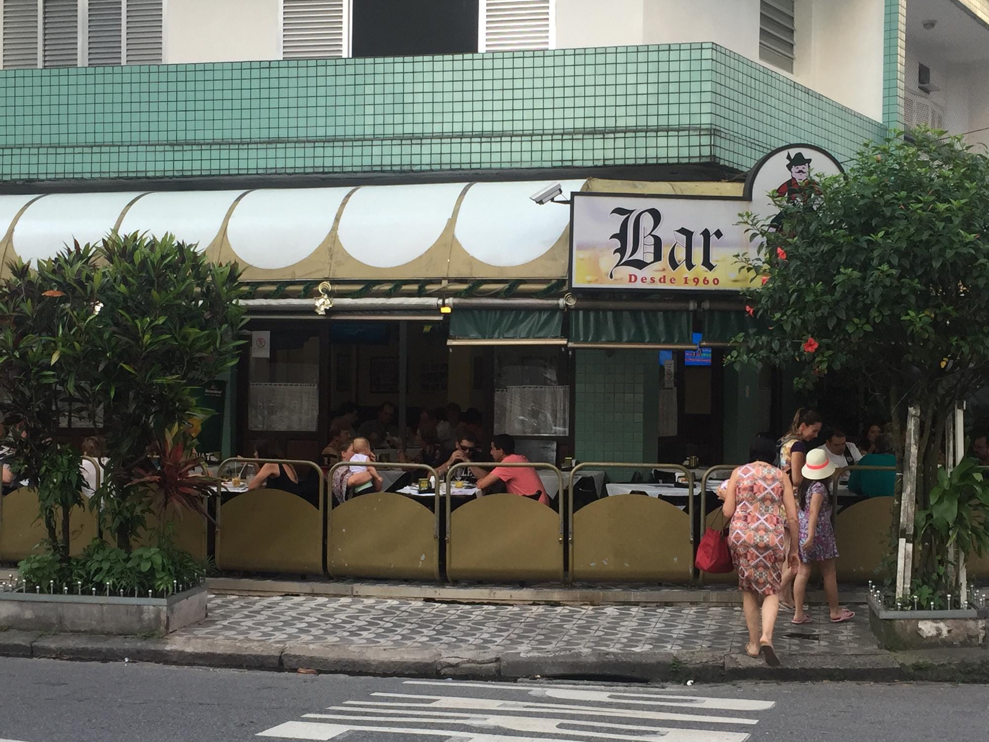 Fachada do Bar do Heinz no Boqueirão com toldo verde e placa Bar Desde 1960