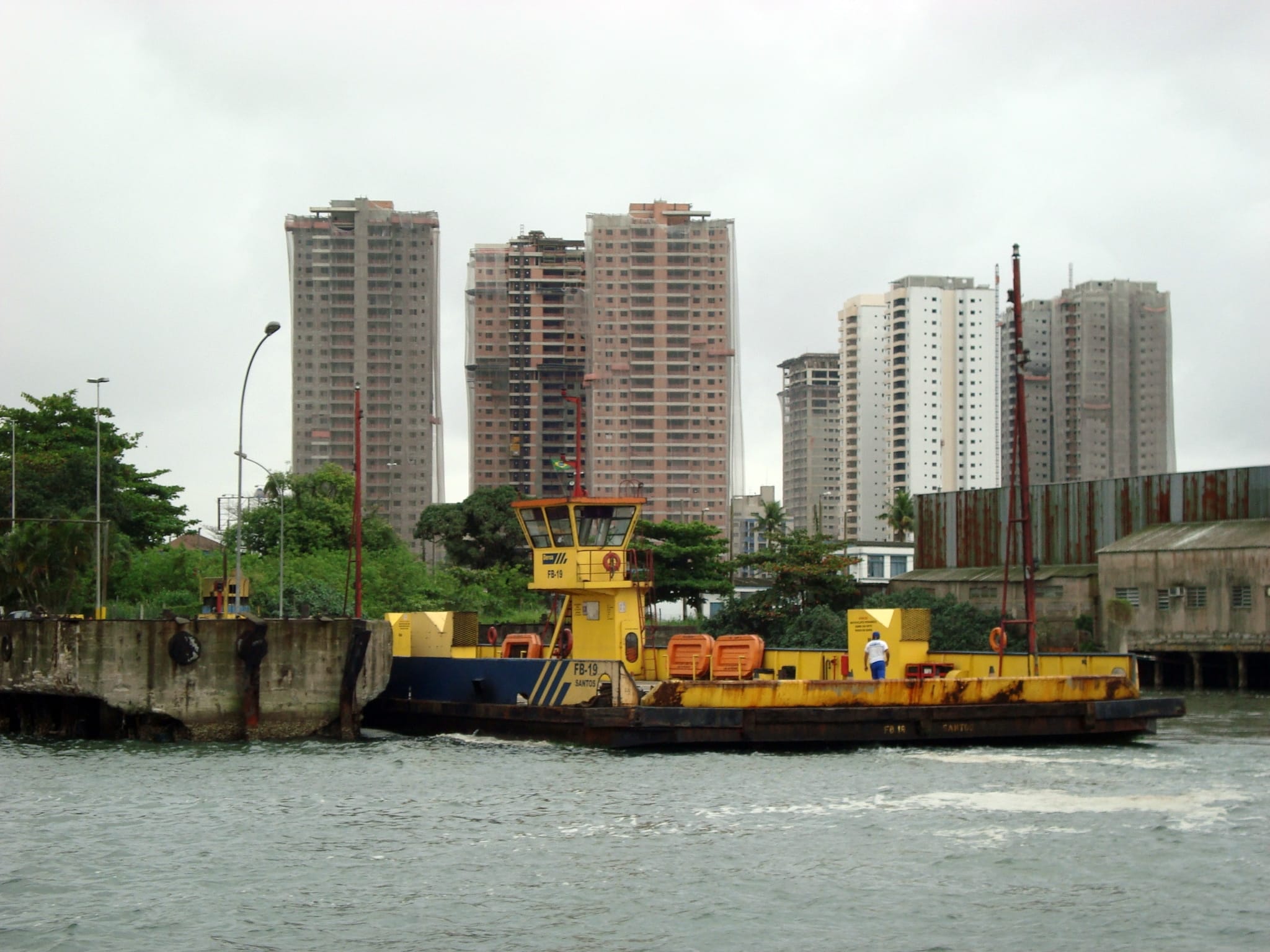 Balsa da travessia Santos-Guarujá navegando no estuário, na altura da Ponta da Praia