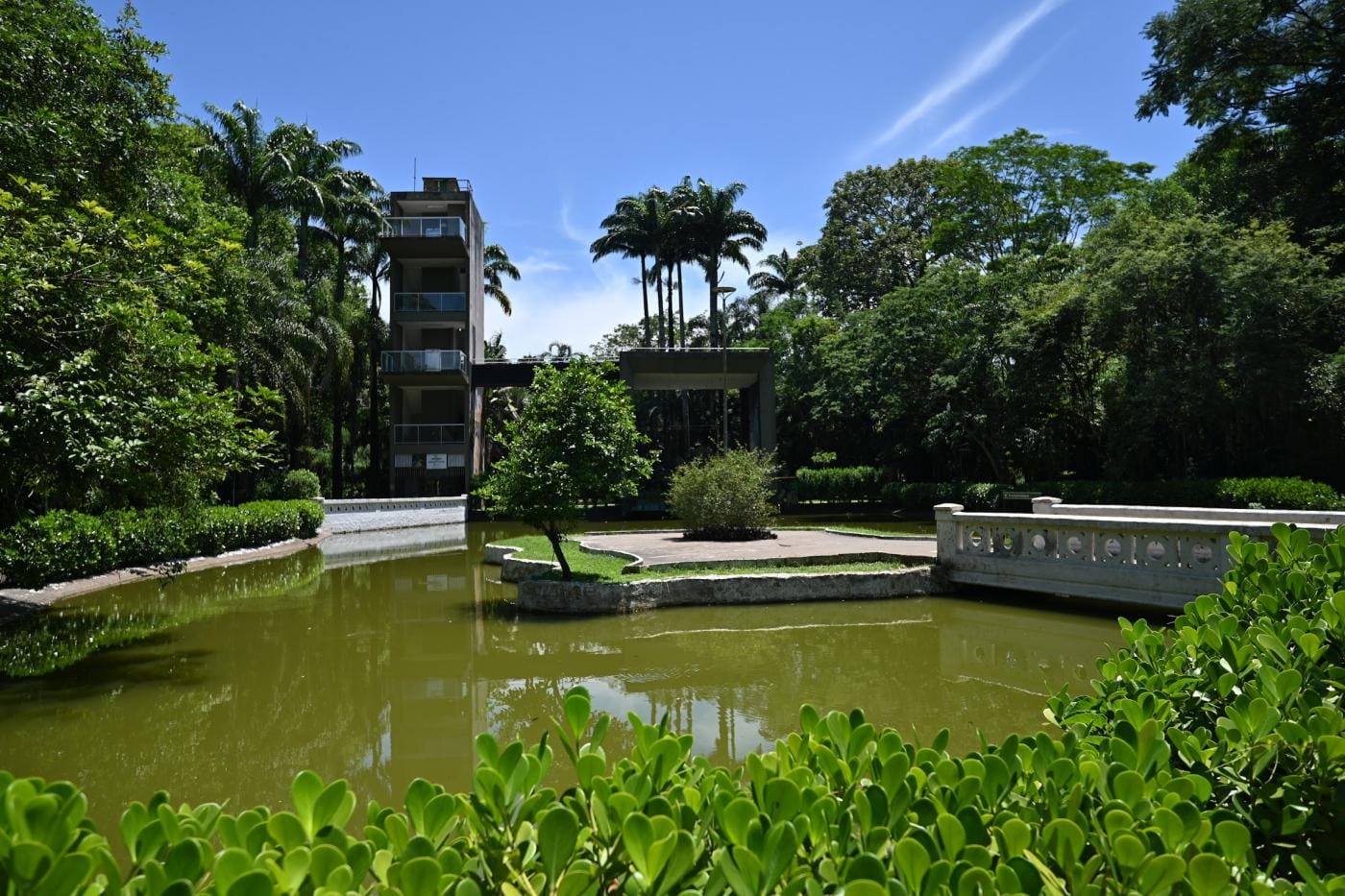 Lago e torre de observação de aves no Jardim Botânico Chico Mendes, no bairro Bom Retiro, na Zona Noroeste de Santos.