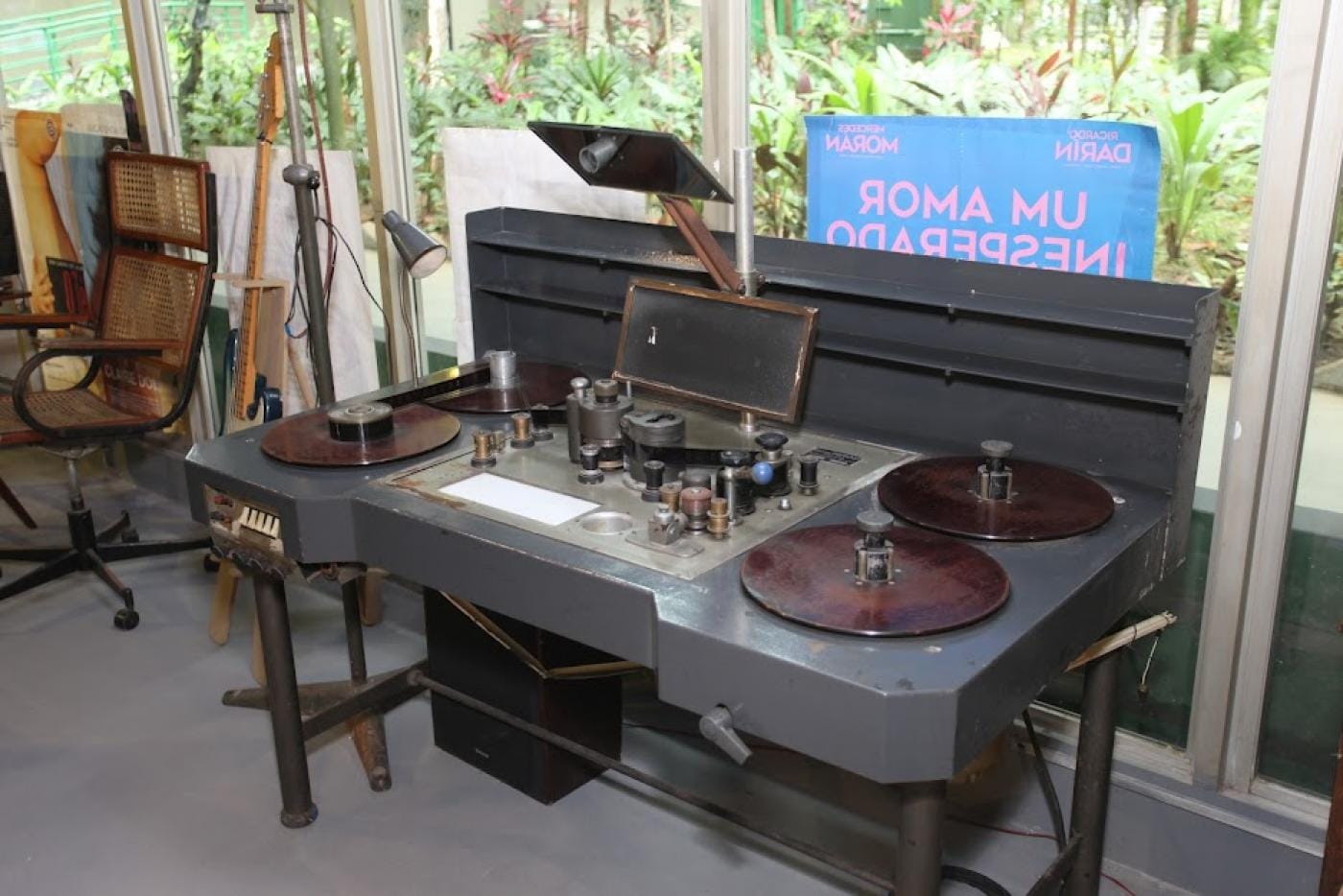 Moviola, antiga mesa de montagem e edição de filmes, em exposição no Museu da Imagem e do Som de Santos.