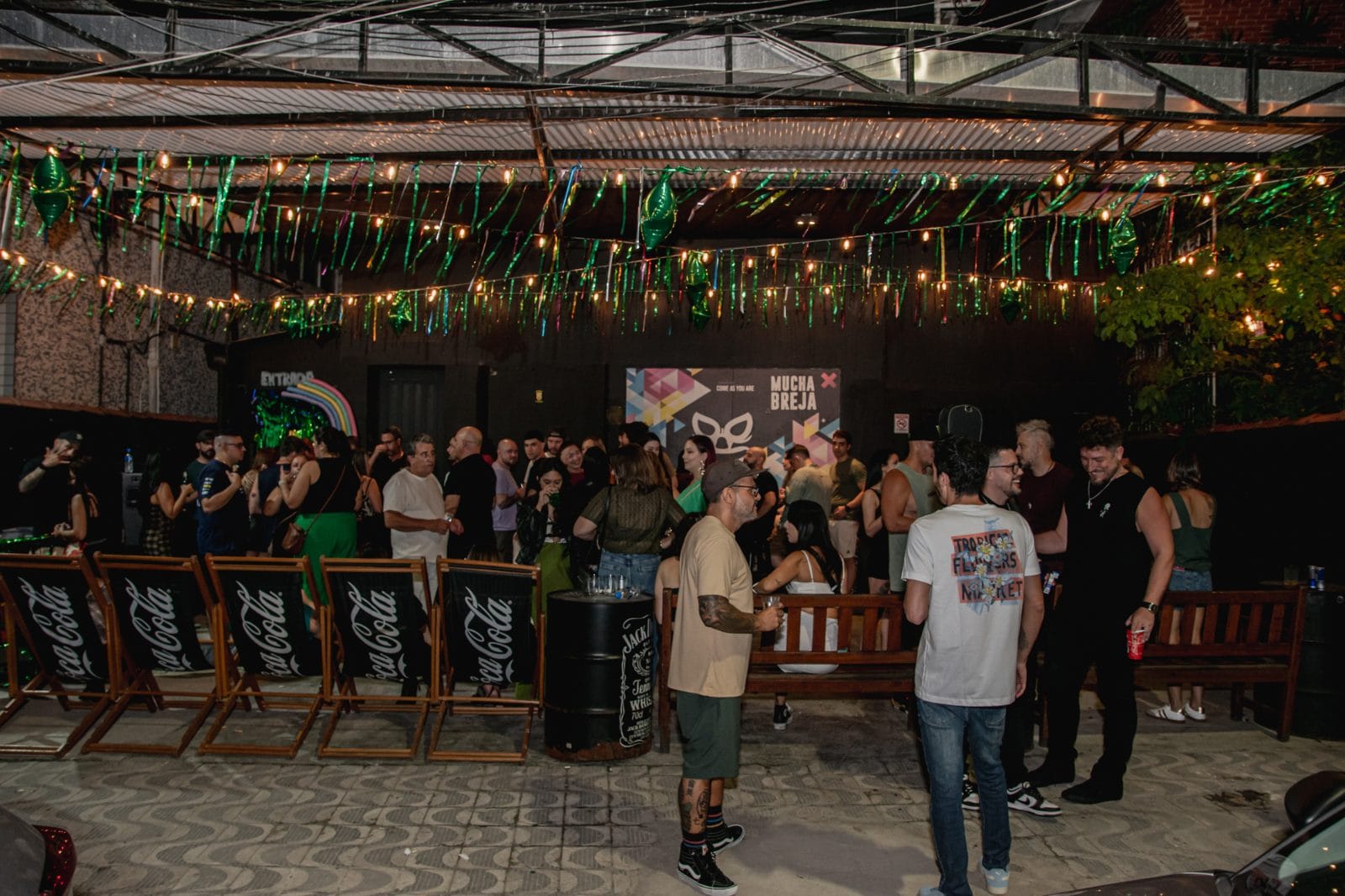 Publico reunido na area externa do bar Mucha Breja, na Ponta da Praia, em Santos