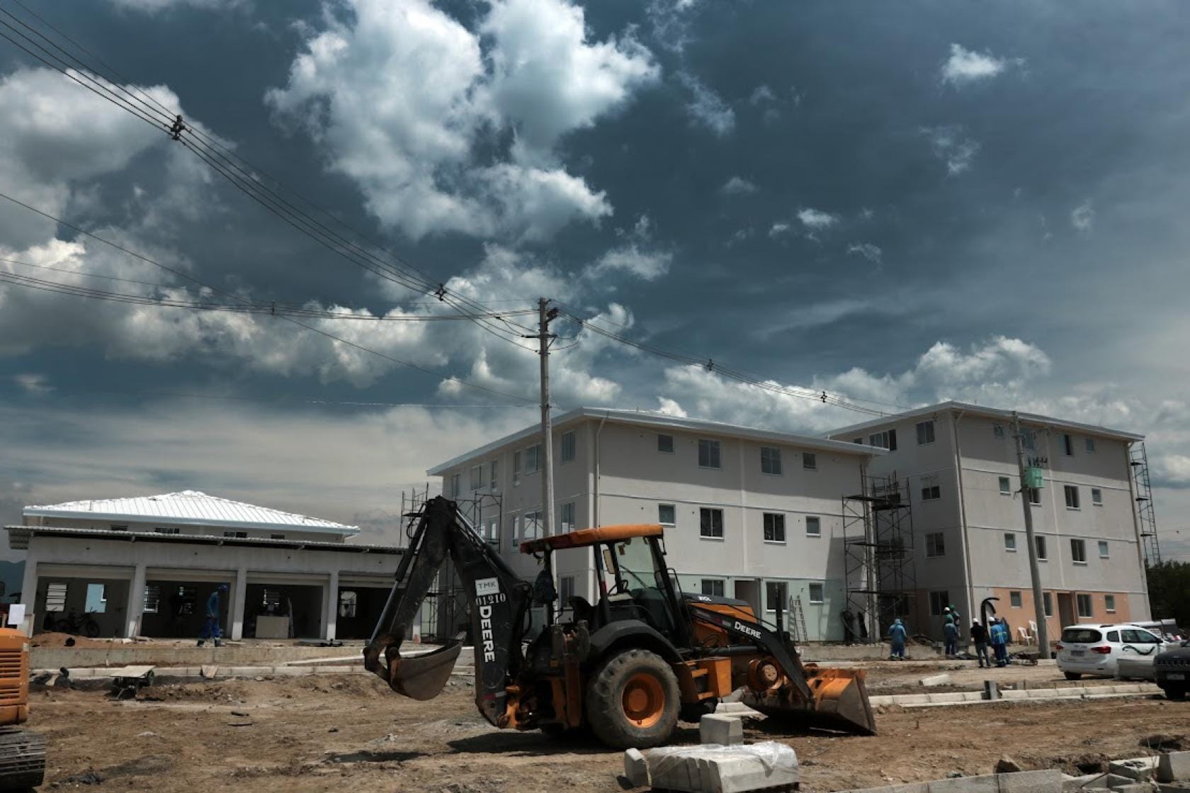 Prédios do projeto Parque Palafitas em construção no Dique da Vila Gilda, no bairro Rádio Clube, em Santos.