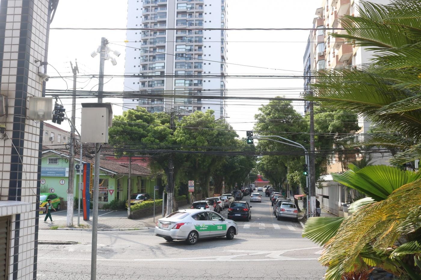 Câmera de monitoramento da Prefeitura instalada em poste no cruzamento da Avenida Conselheiro Nébias, em Santos.