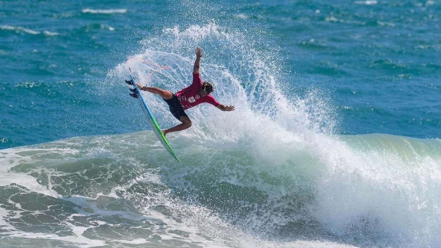 Surfista em manobra durante bateria do Circuito Santos de Surf no Novo Quebra-Mar, em Santos.
